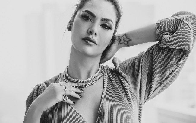 Обои картинки фото девушки, esha gupta, монохром, тату