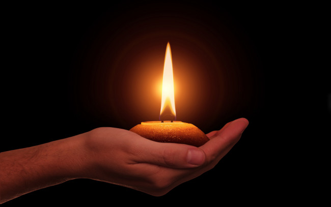 Обои картинки фото разное, руки,  ноги, рука, темнота, свеча, огонёк