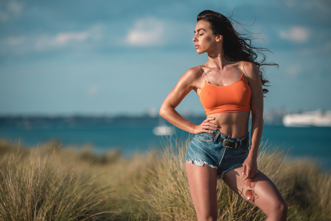 Обои картинки фото девушки, - брюнетки,  шатенки, брюнетка, шорты, топ, очки, поза, eliza, watson