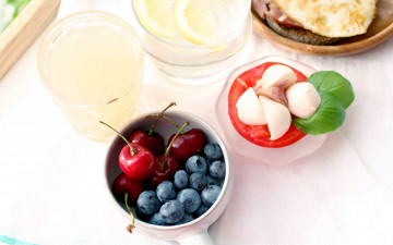 Картинка еда разное черника вишни помидор сыр базилик