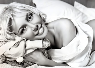 Картинка девушки маша+малиновская блондинка постель черно-белая