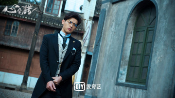 Картинка кино+фильмы psych-hunter парень костюм очки улица город