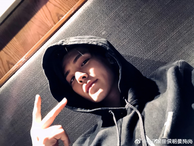 Обои картинки фото мужчины, hou ming hao, актер, жест, толстовка, капюшон