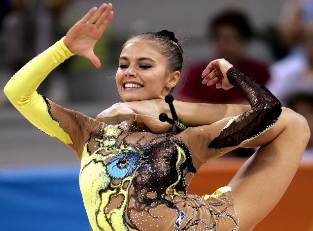 Обои картинки фото девушки, алина кабаева, гимнастка, костюм, булавы, выступление