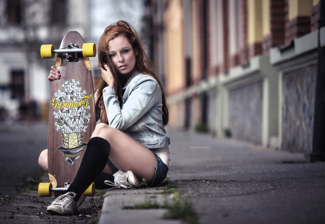 Обои картинки фото девушки, - рыжеволосые и разноцветные, рыжая, куртка, шорты, гольфы, скейт, улица