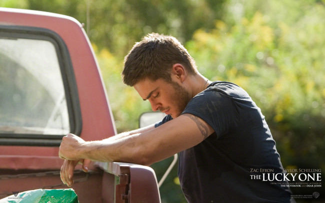 Обои картинки фото кино, фильмы, the, lucky, one, машина, грусть, тату, zac, efron