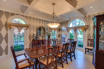 Картинка интерьер столовая стол стулья лампа окна