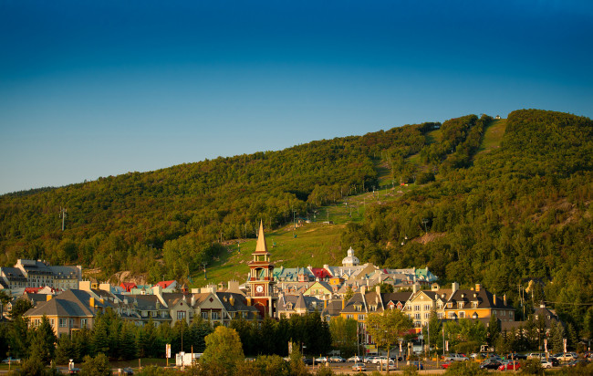 Обои картинки фото квебек, канада, города, пейзажи, здания, лес
