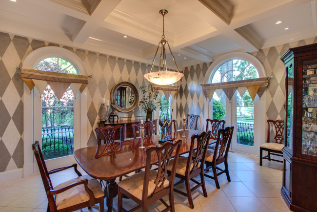 Обои картинки фото интерьер, столовая, стол, стулья, лампа, окна