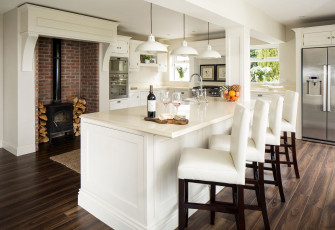 Картинка интерьер кухня стулья белый