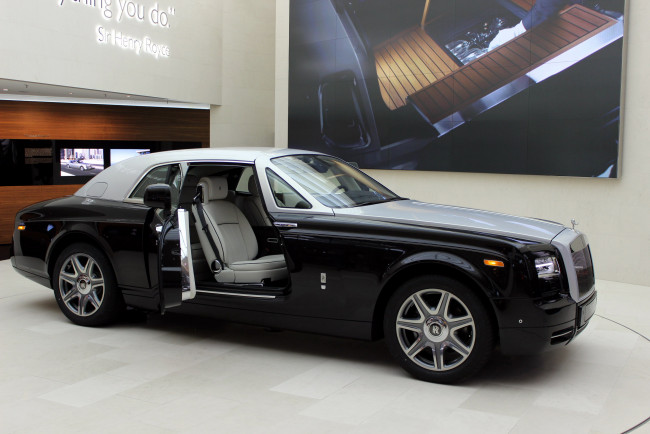 Обои картинки фото автомобили, выставки и уличные фото, rolls-royce
