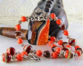 Картинка разное украшения +аксессуары +веера бусы серьги ожерелье бижутерия украшение фон