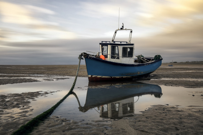 Обои картинки фото корабли, баркасы ,  буксиры, судно, отлив, океан