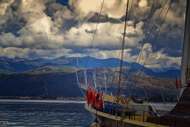 Обои картинки фото корабли, парусники, пейзаж, небо, горы, облака, парусник, море