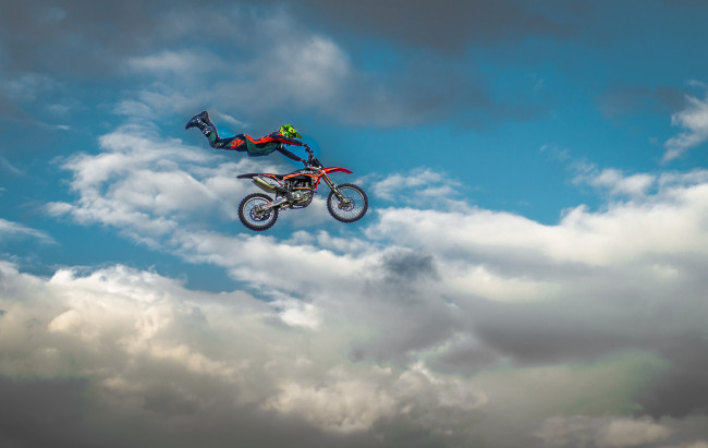 Обои картинки фото спорт, мотоспорт, парень, небо
