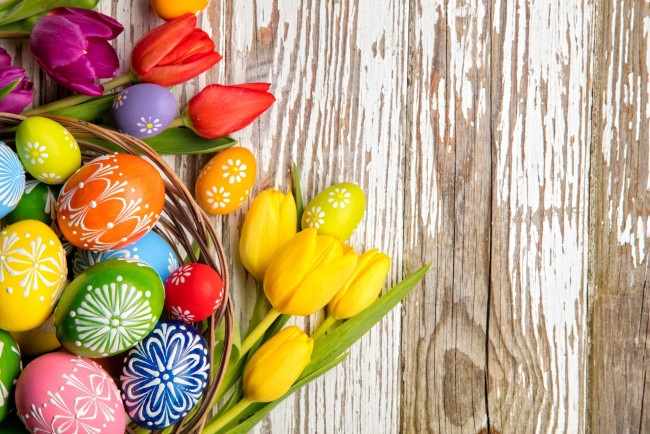 Обои картинки фото праздничные, пасха, корзинка, писанки, тюльпаны