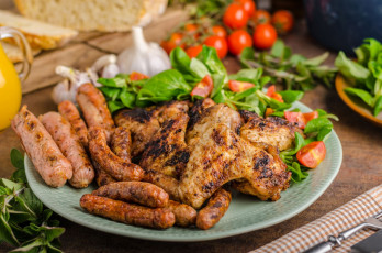 Картинка еда мясные+блюда зелень колбаски жареные крылышки томаты помидоры
