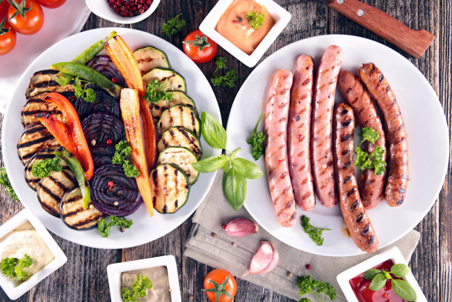 Обои картинки фото еда, колбасные изделия, овощи, колбаски