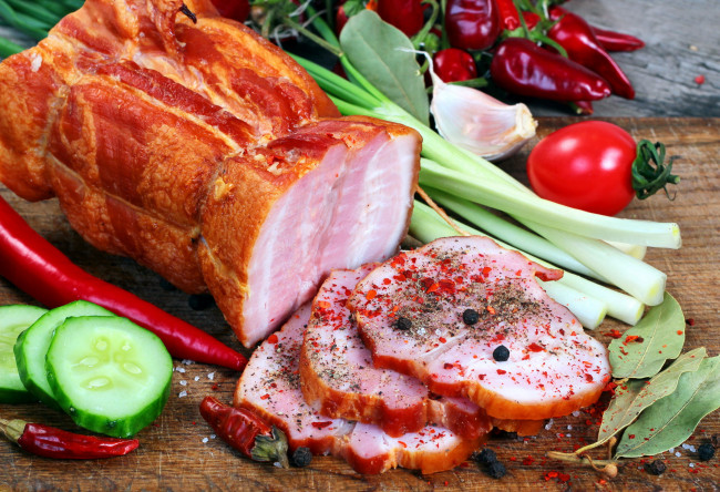 Обои картинки фото еда, колбасные изделия, лук, ветчина, перец