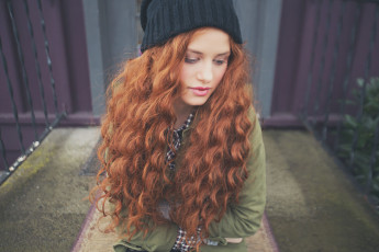 Картинка девушки madelaine+petsch шапка рыжая куртка