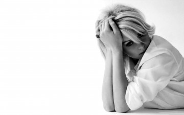 Картинка девушки abi+titmus блондинка рубашка печаль