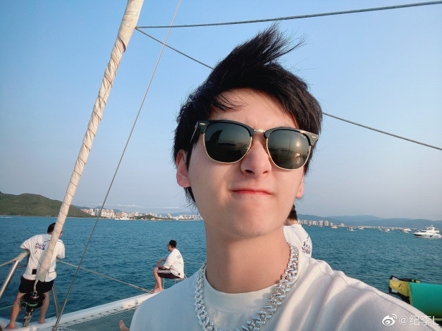 Обои картинки фото мужчины, ji li, актер, очки, море, яхта, лицо