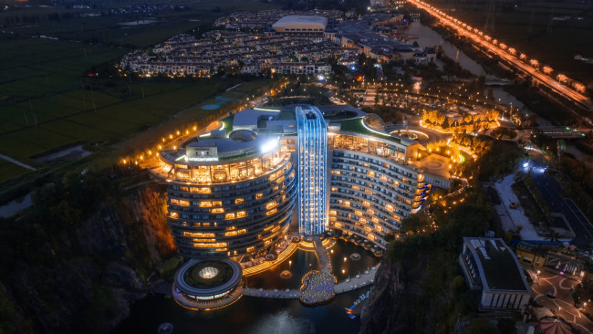 Обои картинки фото отель на месте заброшенного карьера,  в 35 км от шанхая,  китай, города, шанхай , китай, отель, на, месте, заброшенного, карьера, шанхай