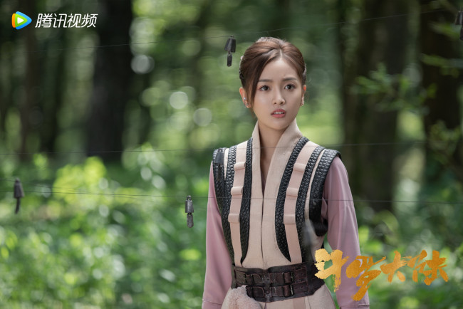 Обои картинки фото кино фильмы, douluo continent, девушка, ограда, лес