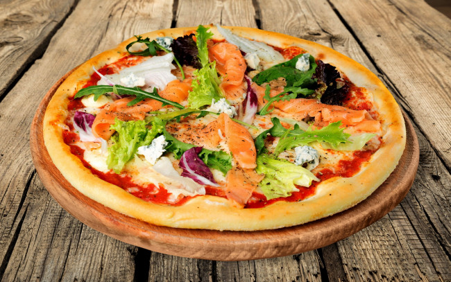 Обои картинки фото еда, пицца, форель, зелень
