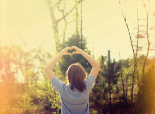 Картинка разное люди девушка руки сердечко лес