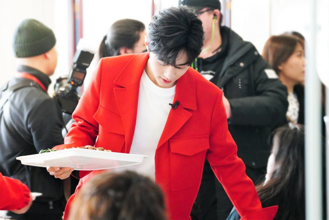 Обои картинки фото разное, знаменитости, сяо, чжань, люди, поднос