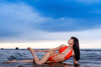 Картинка девушки cynthia+ming азиатка бикини поза море