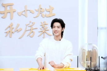 Картинка мужчины xiao+zhan актер свитер