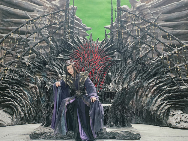 Обои картинки фото мужчины, - креатив,  косплей, светлый, пепел, луны