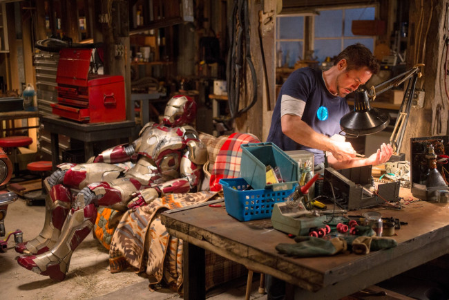 Обои картинки фото кино фильмы, iron man 3, мастерская, костюм, железный, человек, работа