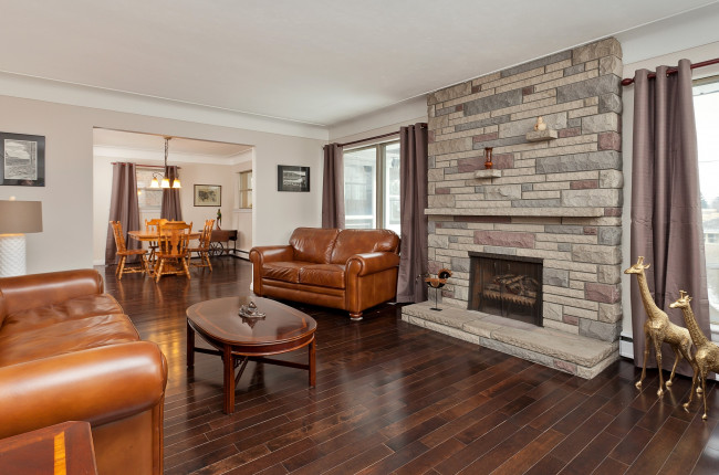 Обои картинки фото интерьер, гостиная, жирафы, стол, кресла, камин