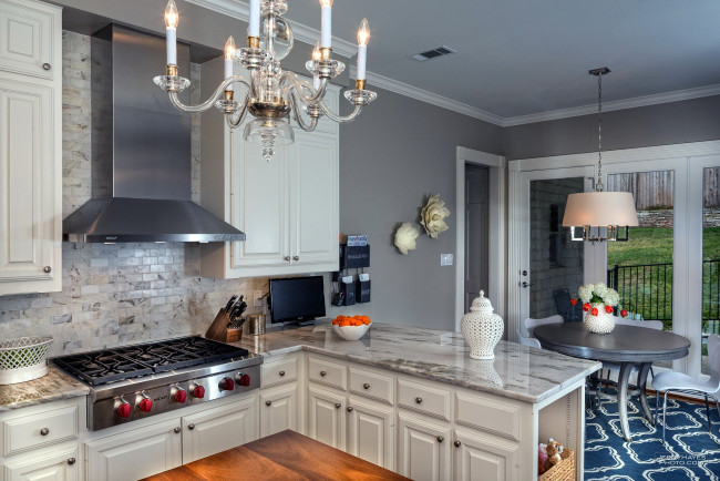 Обои картинки фото интерьер, кухня, плита, стол, ваза, люстра