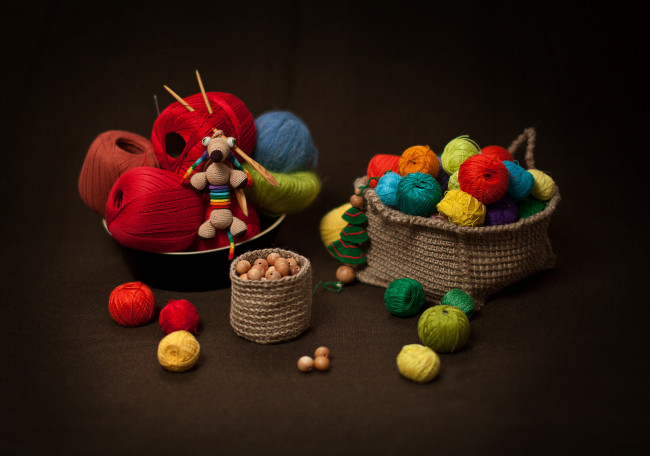Обои картинки фото разное, ремесла, поделки, рукоделие, пряжа, клубочки, бусинки, игрушка, спицы, мулине