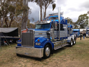 Картинка автомобили kenworth+ выставка улица седельный грузовик тяжёлый тягач