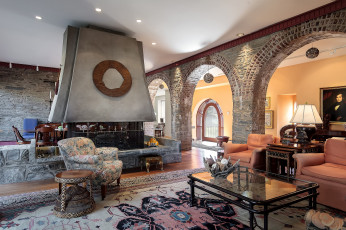 Картинка интерьер гостиная камин ковер