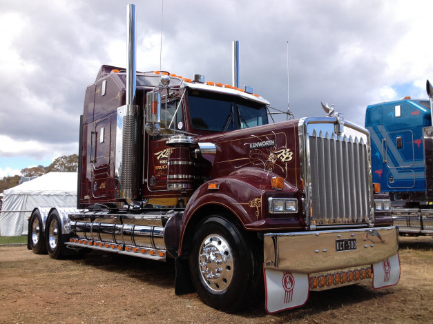 Обои картинки фото автомобили, kenworth , выставка, улица, тягач, седельный, грузовик, тяжёлый