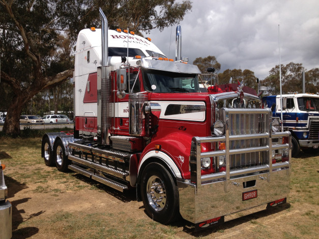 Обои картинки фото автомобили, kenworth , выставка, улица, тягач, седельный, грузовик, тяжёлый