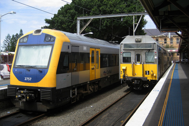 Обои картинки фото техника, электрички, рельсы, локомотивы, перрон