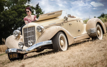 Картинка автомобили -авто+с+девушками очки трава