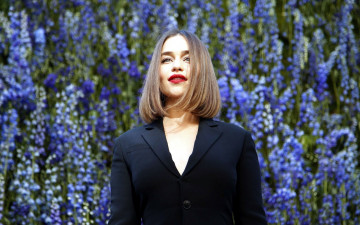 Картинка девушки emilia+clarke фон пиджак