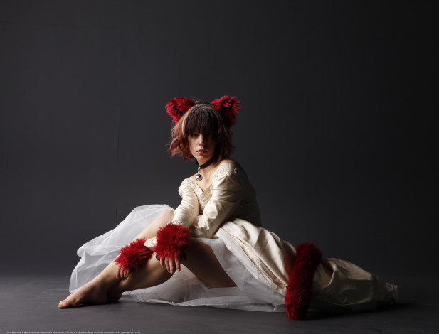 Обои картинки фото девушки, -unsort , брюнетки,  шатенки, девушка, фон, взгляд, платье