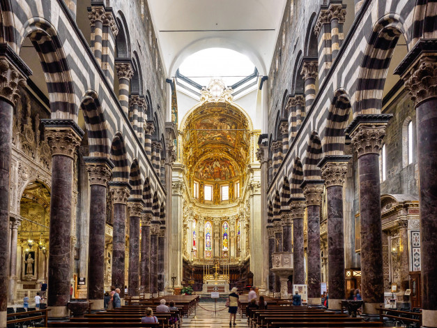 Обои картинки фото интерьер, убранство,  роспись храма, скамья, алтарь, арка, италия, колонна, генуя, неф, кафедральный, собор, сан-лоренцо