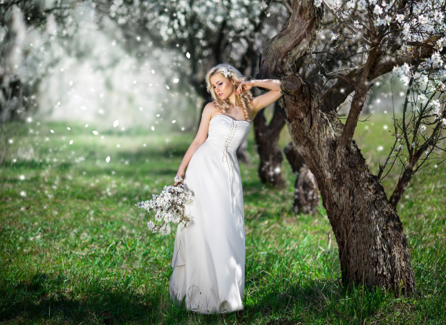 Обои картинки фото девушки, -unsort , блондинки, букет, цветение, весна, причёска, платье, девушка