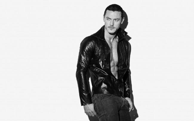 Обои картинки фото мужчины, luke evans, luke, evans, черно-белая, куртка, джинсы