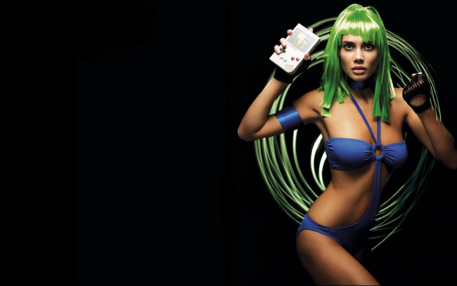 Обои картинки фото samantha hall, девушки, -unsort , рыжеволосые и другие, провода, купальник, samantha, hall, гаджет, перчатки, зеленоволосая, саманта, холл